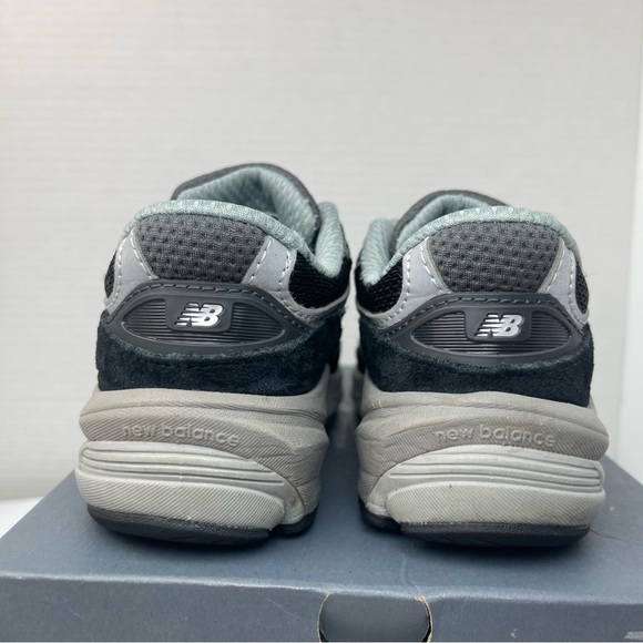 New Balance Boys 990 V6 Lace-up Sneaker Black/Silver Size 11 - Picture 5 of 8